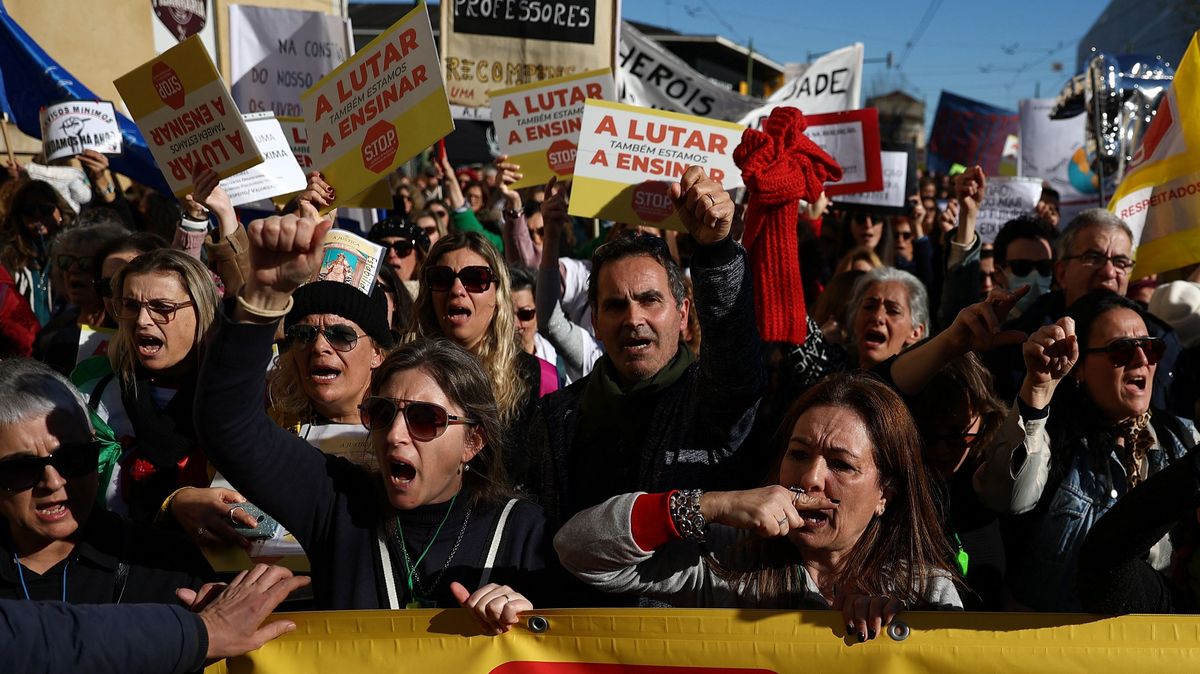 Desetitisíce portugalských učitelů demonstrovaly za lepší platy